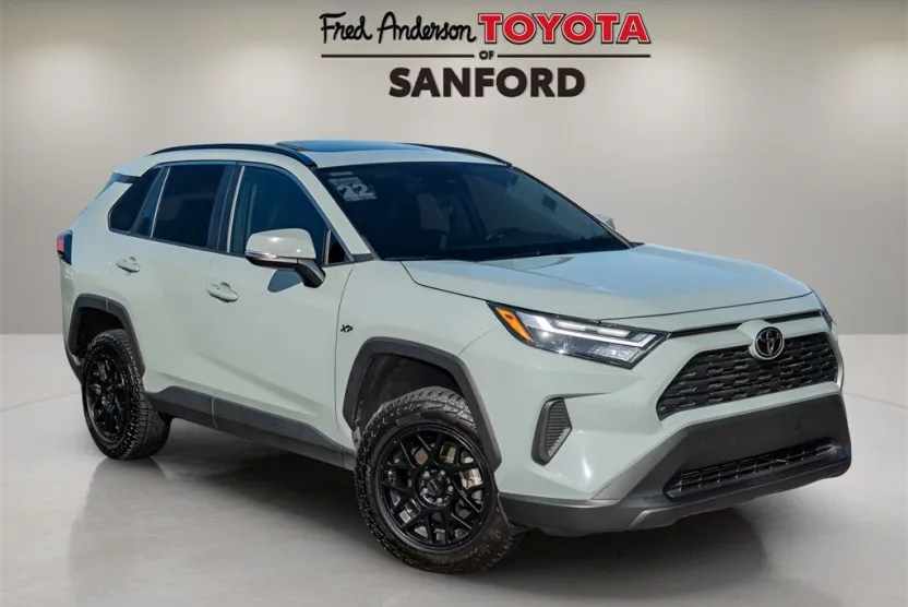 2022 Toyota RAV4 XLE photo 1
