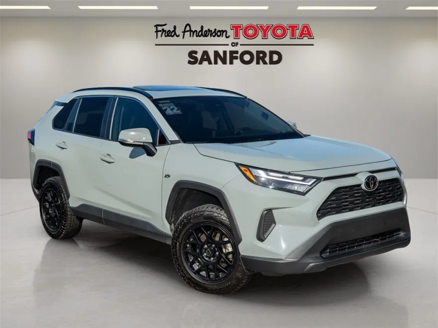 2022 Toyota RAV4 XLE photo 1