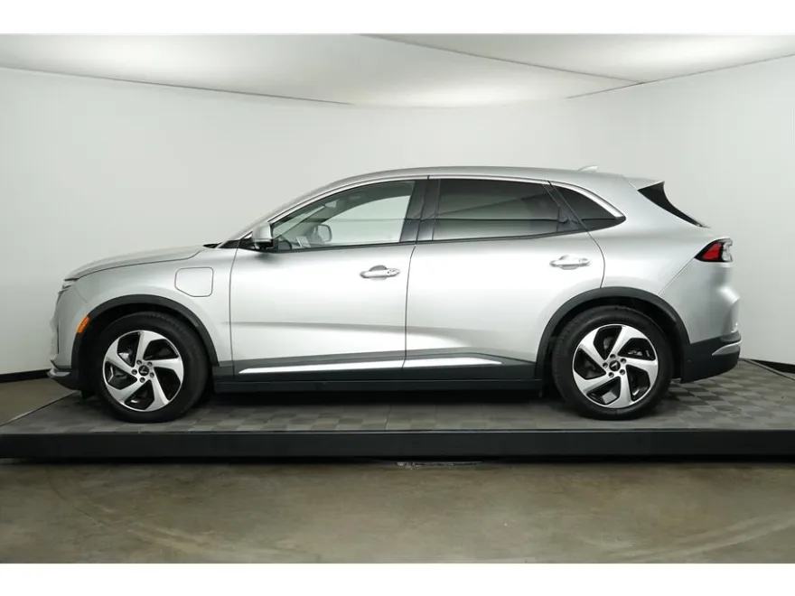 2023 Vinfast VF 8 8 photo 2