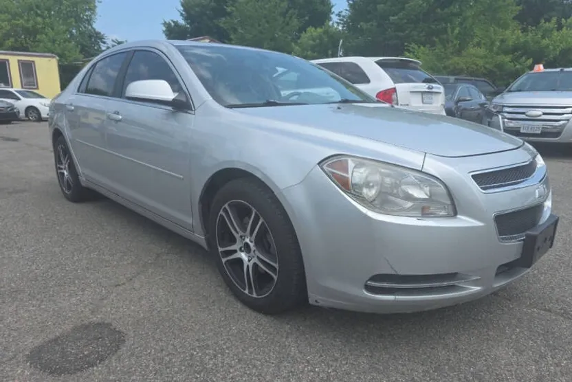 2011 Chevrolet Malibu 2LT photo 1