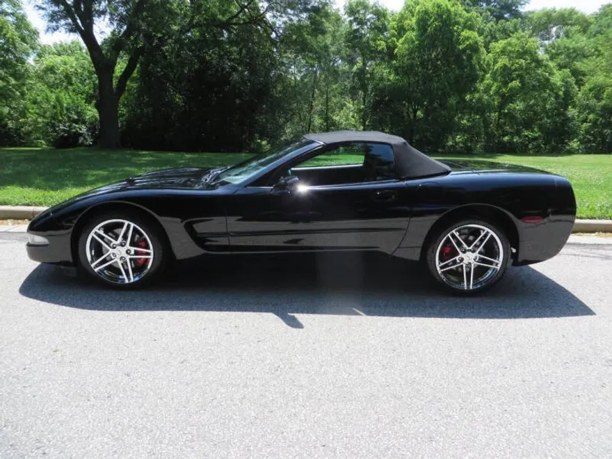 2002 Chevrolet Corvette photo 1