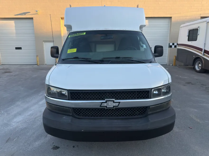 2020 Chevrolet Express 3500 Cutaway photo 1