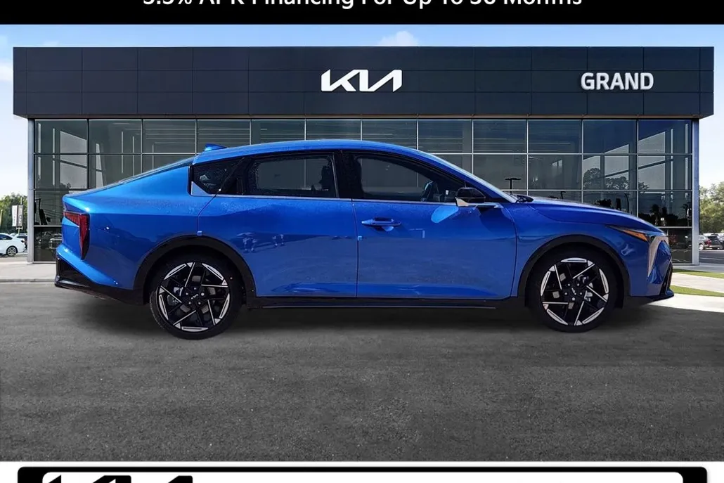 2025 Kia K4 GT-Line photo 1