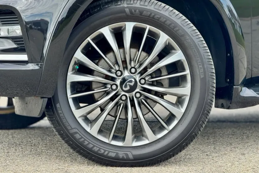 2019 Infiniti QX80 Luxe photo 1