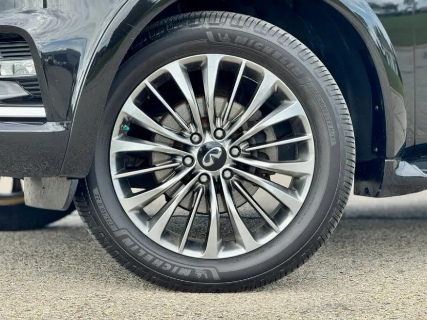 2019 Infiniti QX80 Luxe photo 1