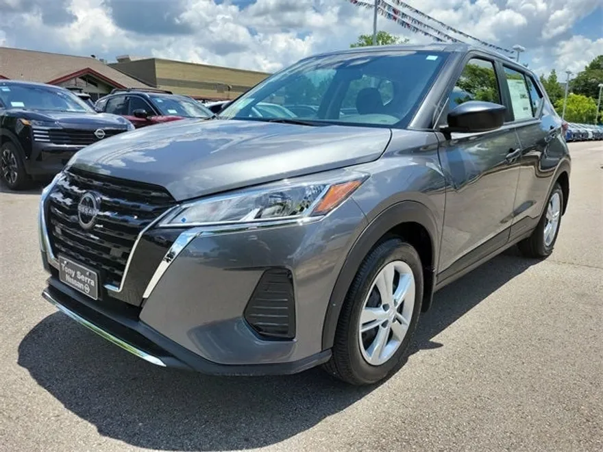 2025 Nissan Kicks Play S photo 1