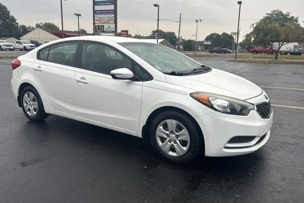 2016 Kia Forte LX photo 1