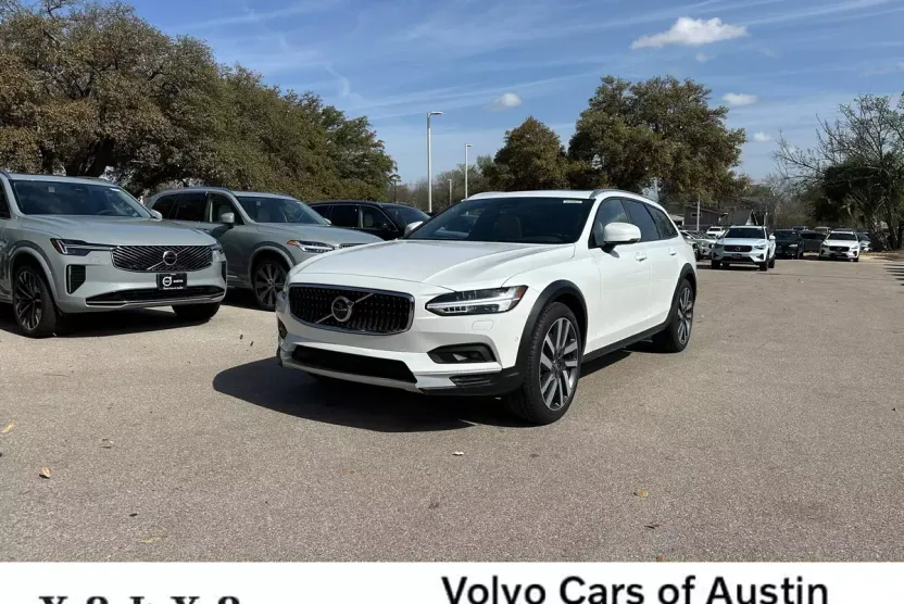 2025 Volvo V90 Cross Country B6 photo 1