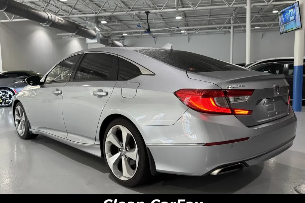 2018 Honda Accord Touring 1.5T photo 1