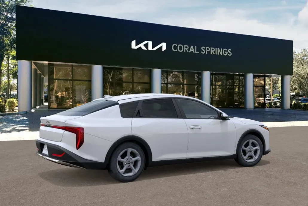 2025 Kia K4 LXS photo 1