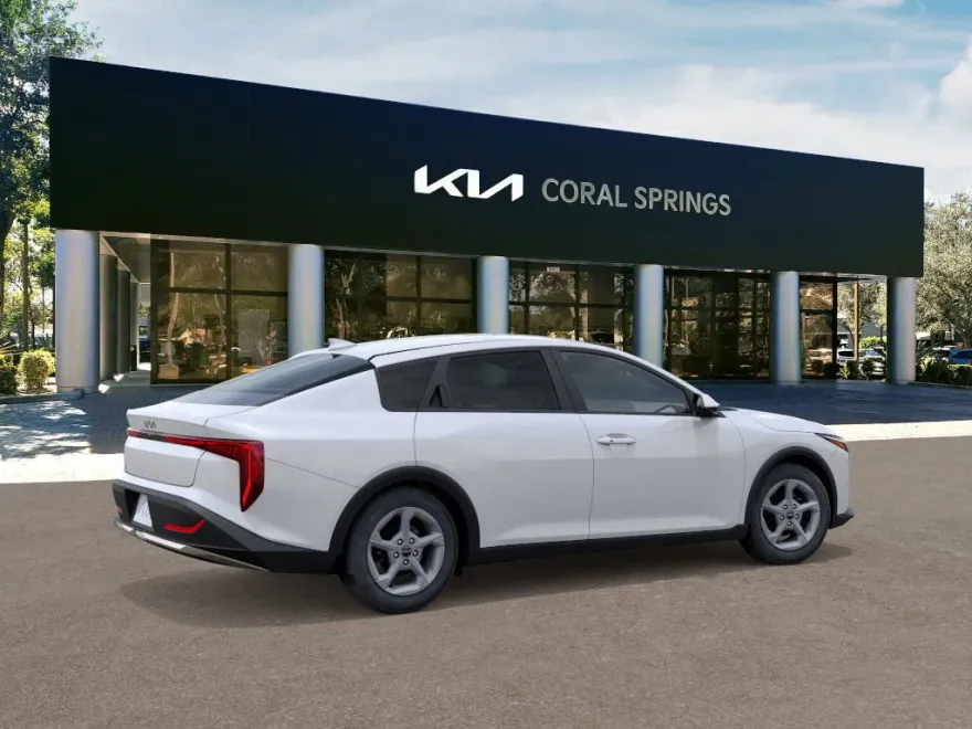 2025 Kia K4 LXS photo 1