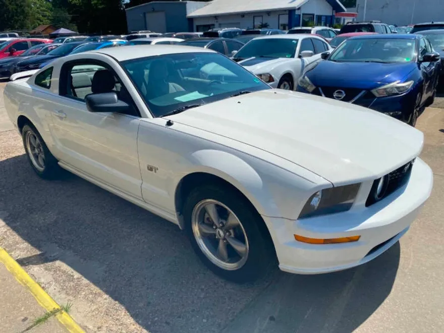 2006 Ford Mustang GT Deluxe photo 1