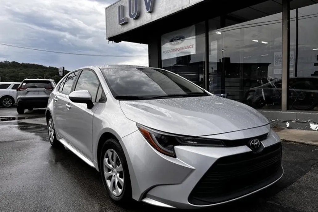 2024 Toyota Corolla LE photo 1