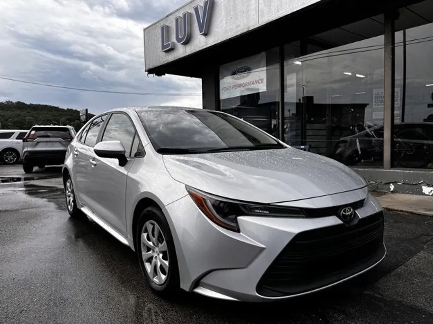 2024 Toyota Corolla LE photo 1