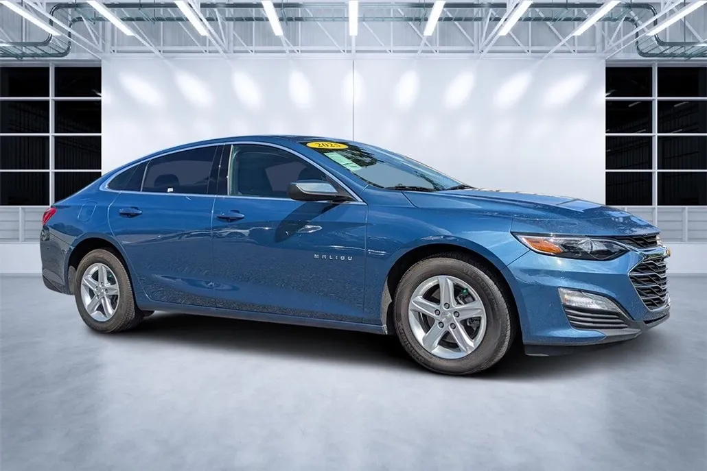 2025 Chevrolet Malibu photo 1