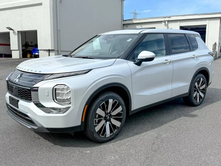 2025 Mitsubishi Outlander SE Ralliart photo 1