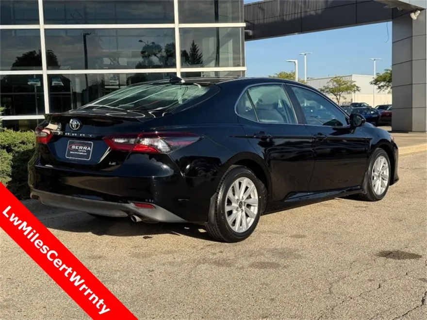 2022 Toyota Camry LE photo 1