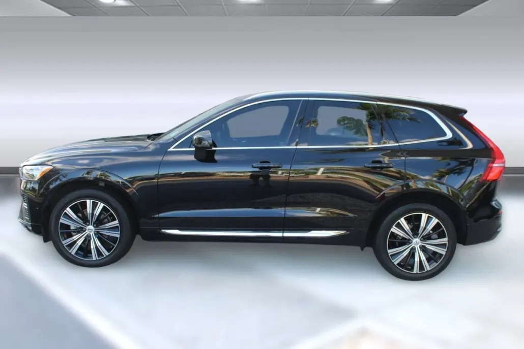 2023 Volvo XC60 B5 Plus photo 1