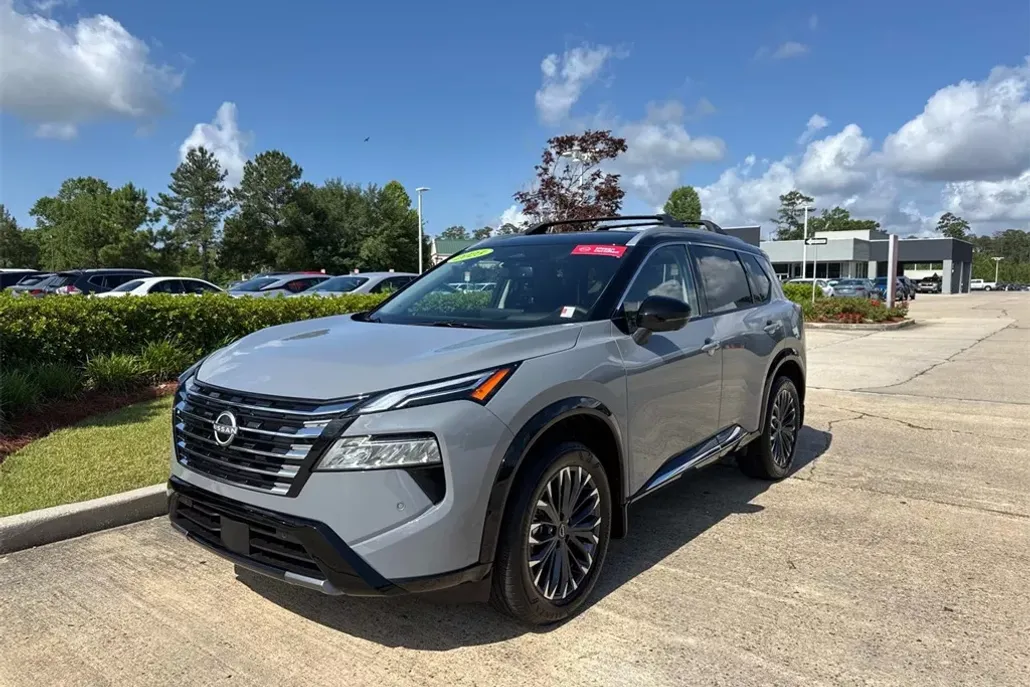 2025 Nissan Rogue Platinum photo 1