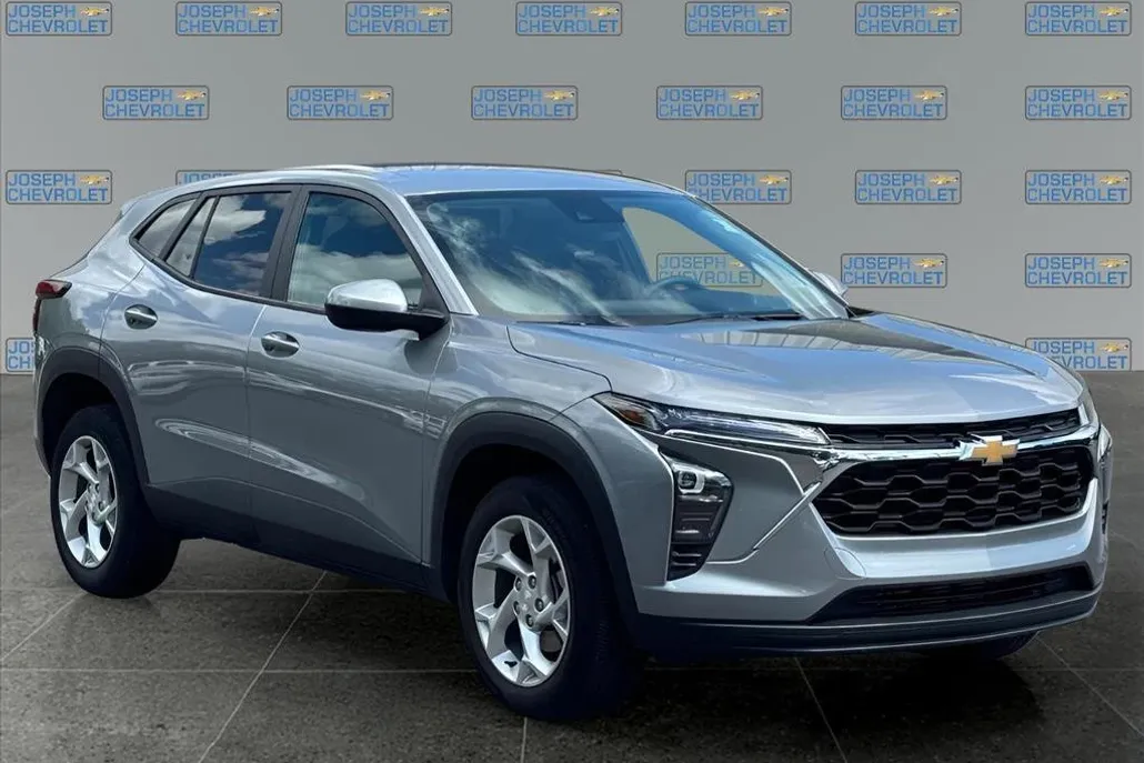 2024 Chevrolet Trax LS photo 1