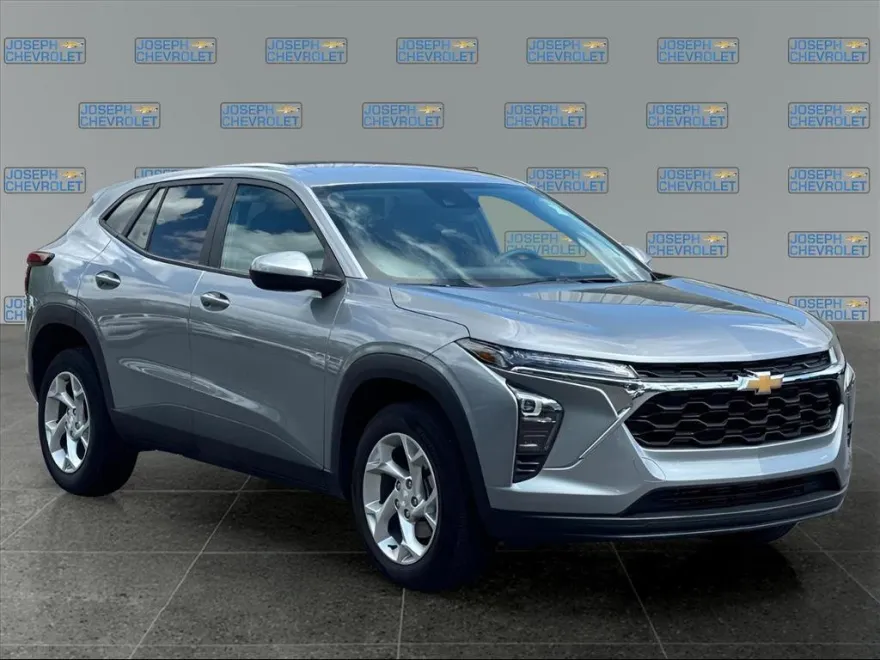 2024 Chevrolet Trax LS photo 1