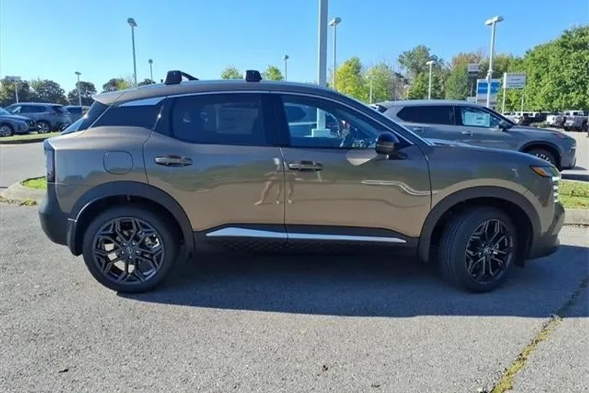2026 Nissan Kicks SR photo 1