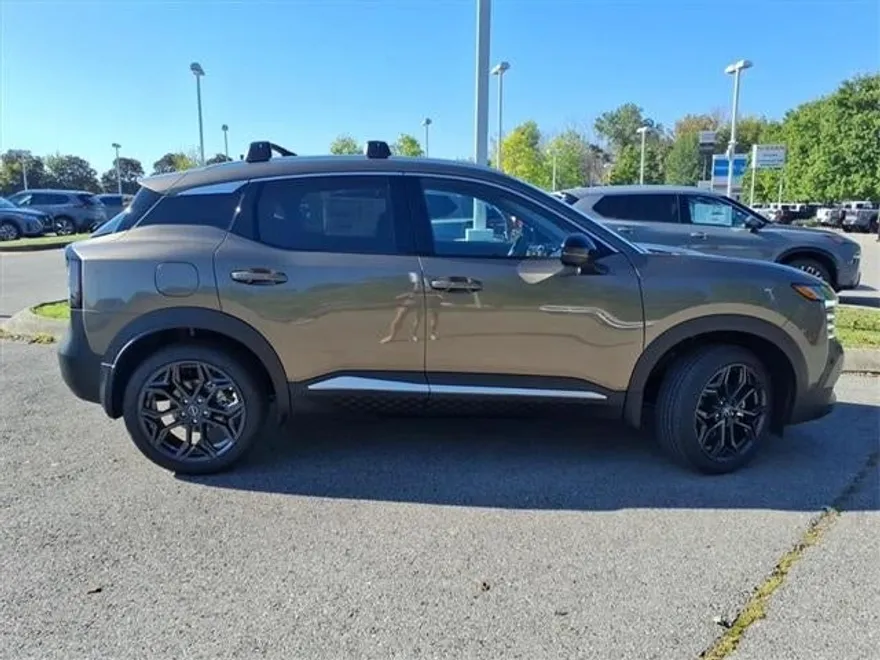 2026 Nissan Kicks SR photo 1