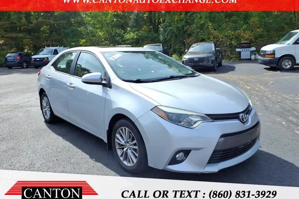 2015 Toyota Corolla LE photo 1