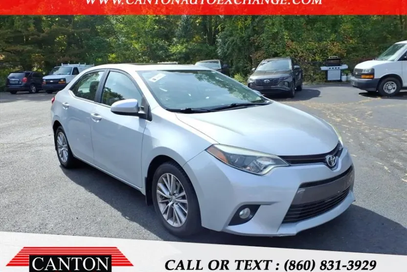 2015 Toyota Corolla LE photo 1