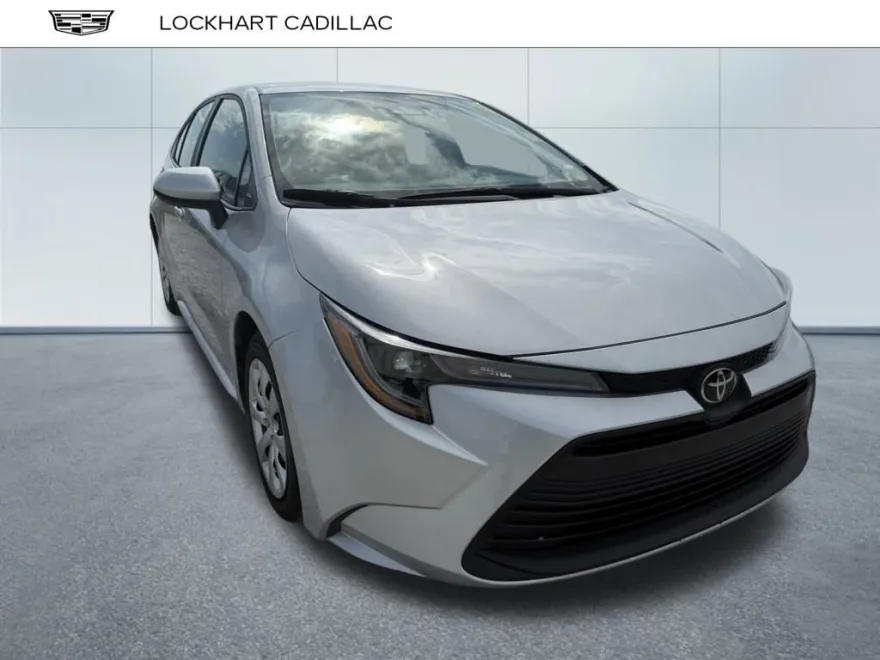 2023 Toyota Corolla LE photo 1