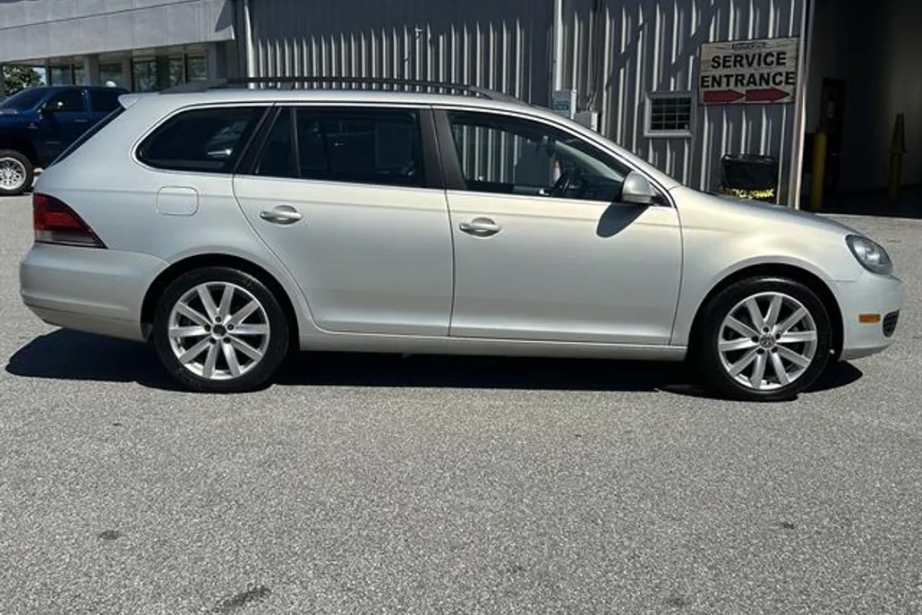 2011 Volkswagen Jetta SportWagen TDI photo 1