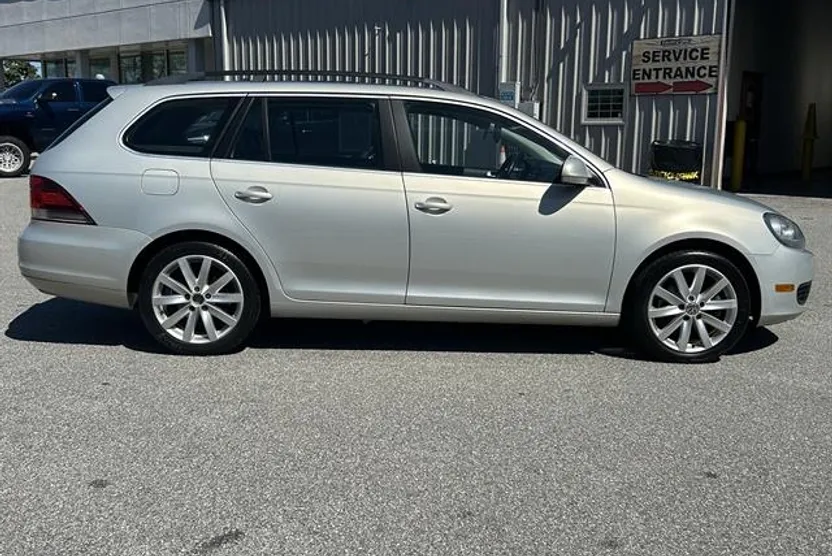 2011 Volkswagen Jetta SportWagen TDI photo 1