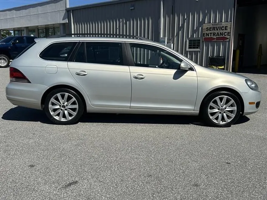 2011 Volkswagen Jetta SportWagen TDI photo 1