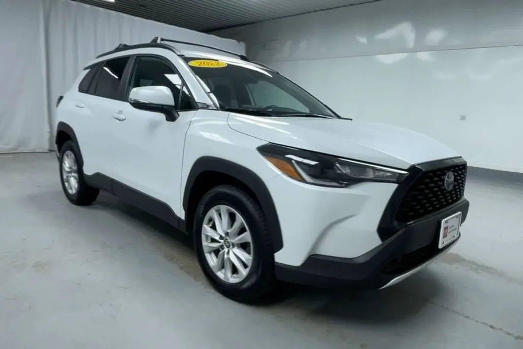2022 Toyota Corolla Cross LE photo 1