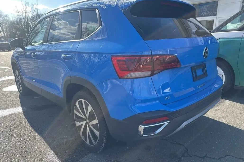 2024 Volkswagen Taos SE photo 1