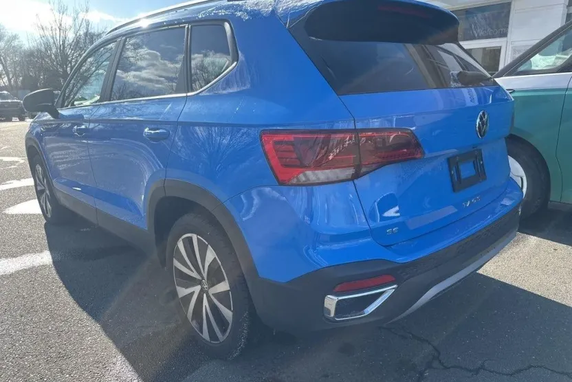 2024 Volkswagen Taos SE photo 1