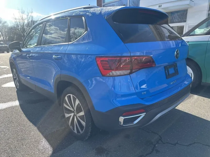 2024 Volkswagen Taos SE photo 1