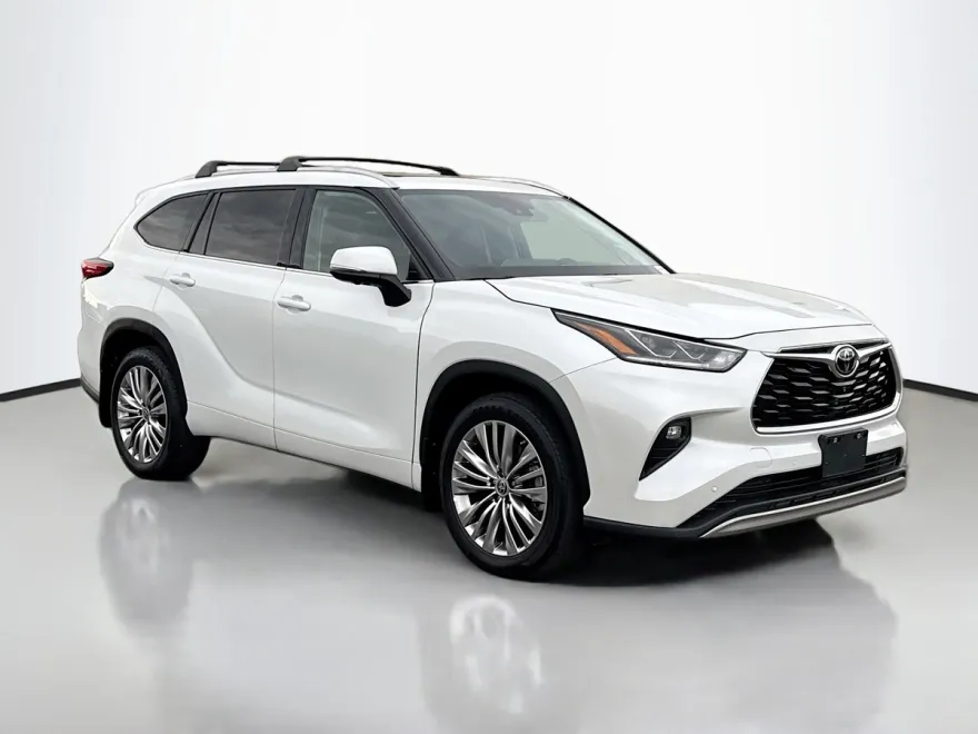 2023 Toyota Highlander Platinum photo 1
