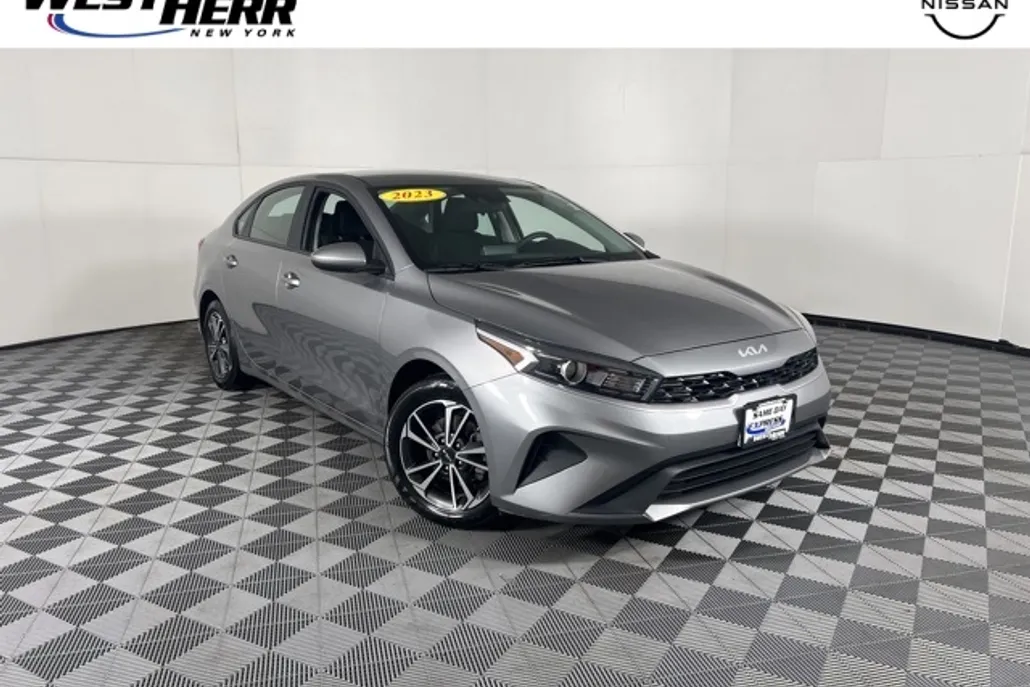 2023 Kia Forte LXS photo 1