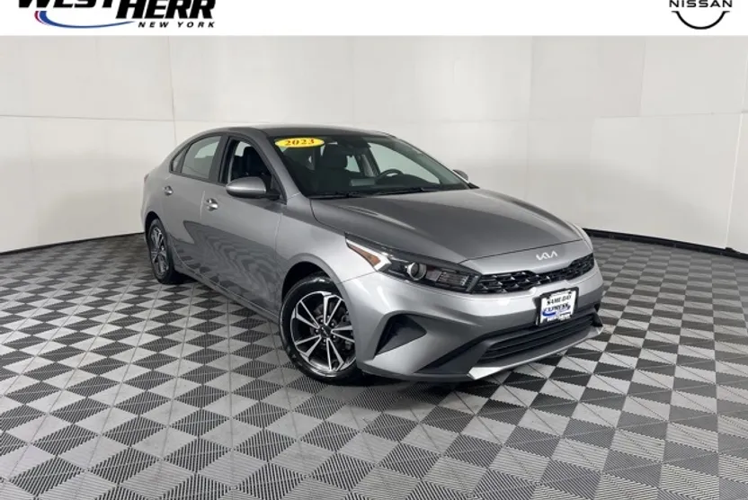 2023 Kia Forte LXS photo 1