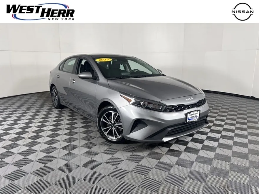 2023 Kia Forte LXS photo 1