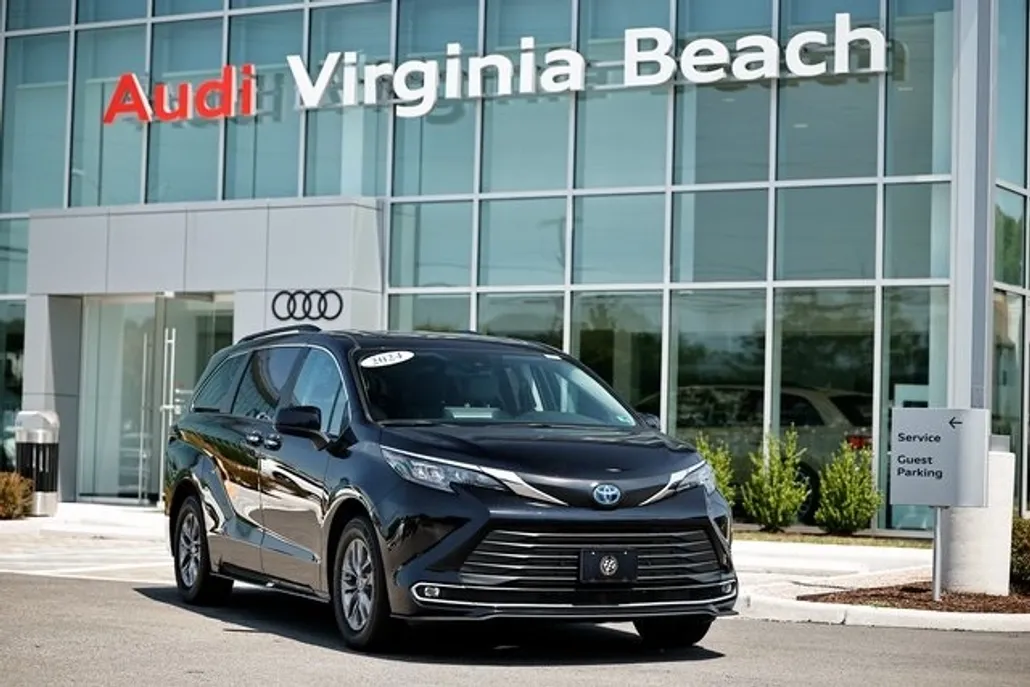 2024 Toyota Sienna XLE photo 1