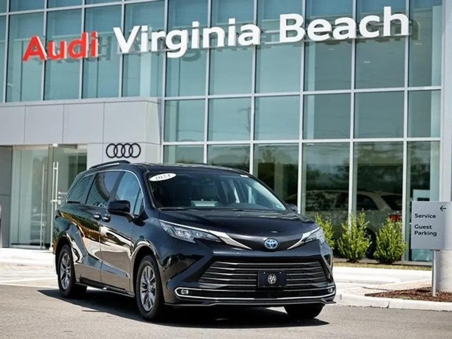 2024 Toyota Sienna XLE photo 1