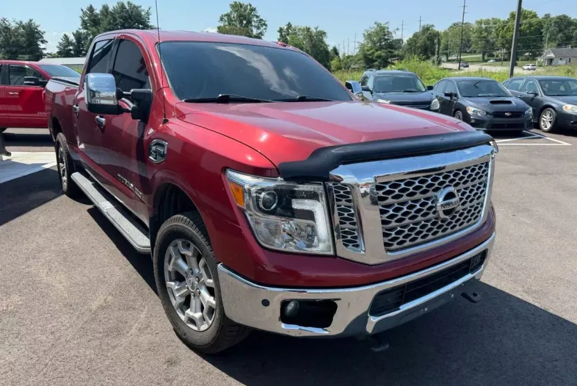 2016 Nissan Titan Crew Cab SL photo 1