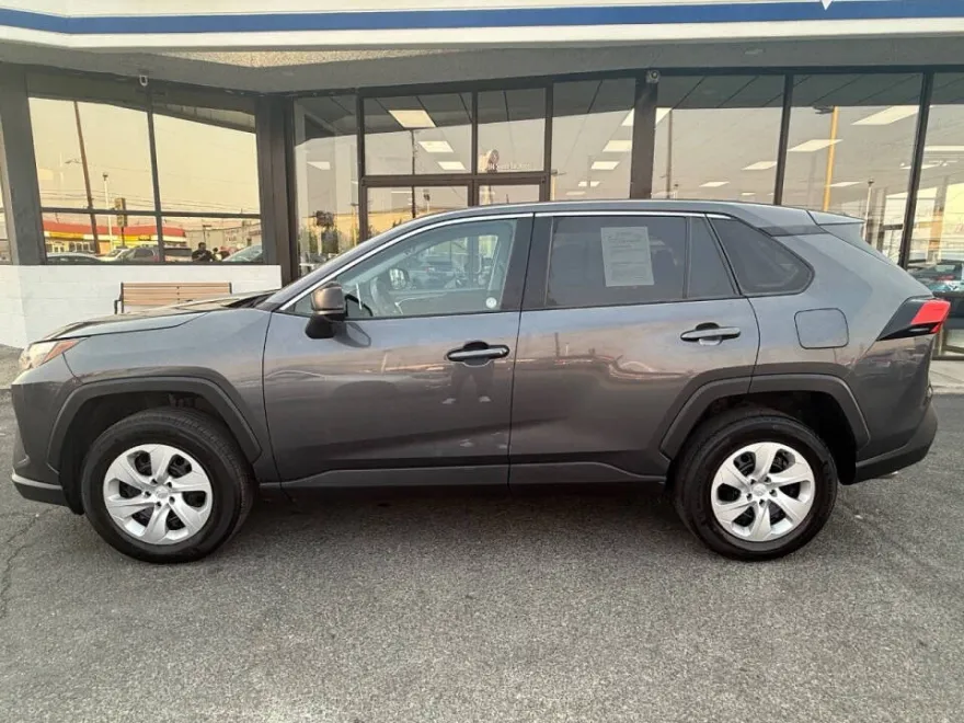 2024 Toyota RAV4 LE photo 1
