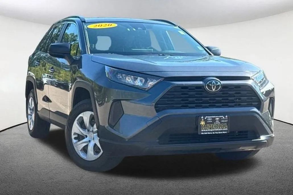 2020 Toyota RAV4 LE photo 1