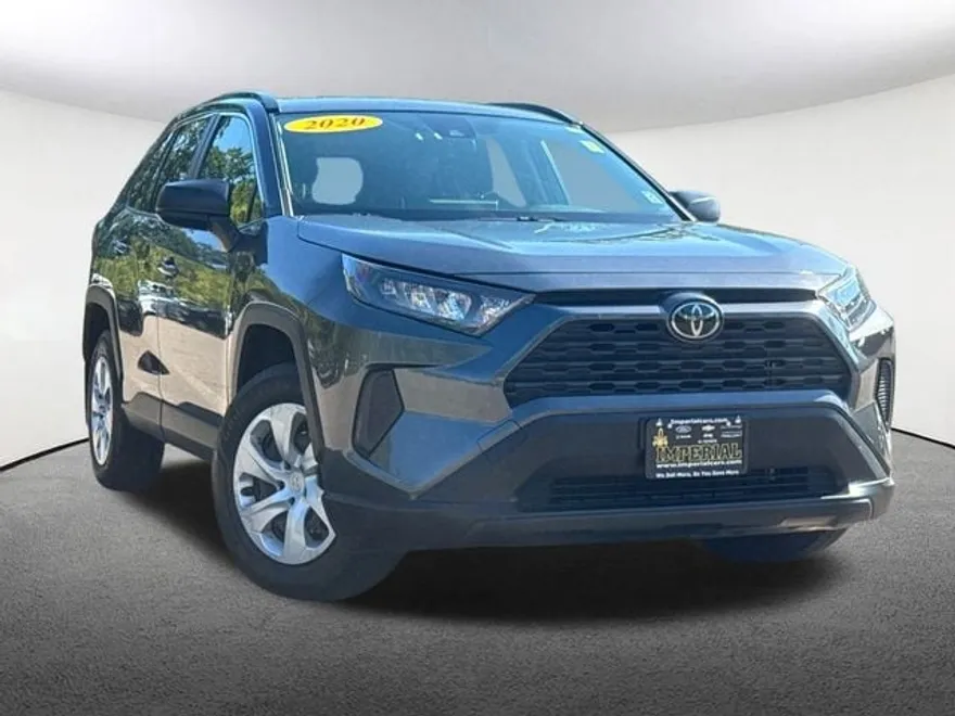 2020 Toyota RAV4 LE photo 1
