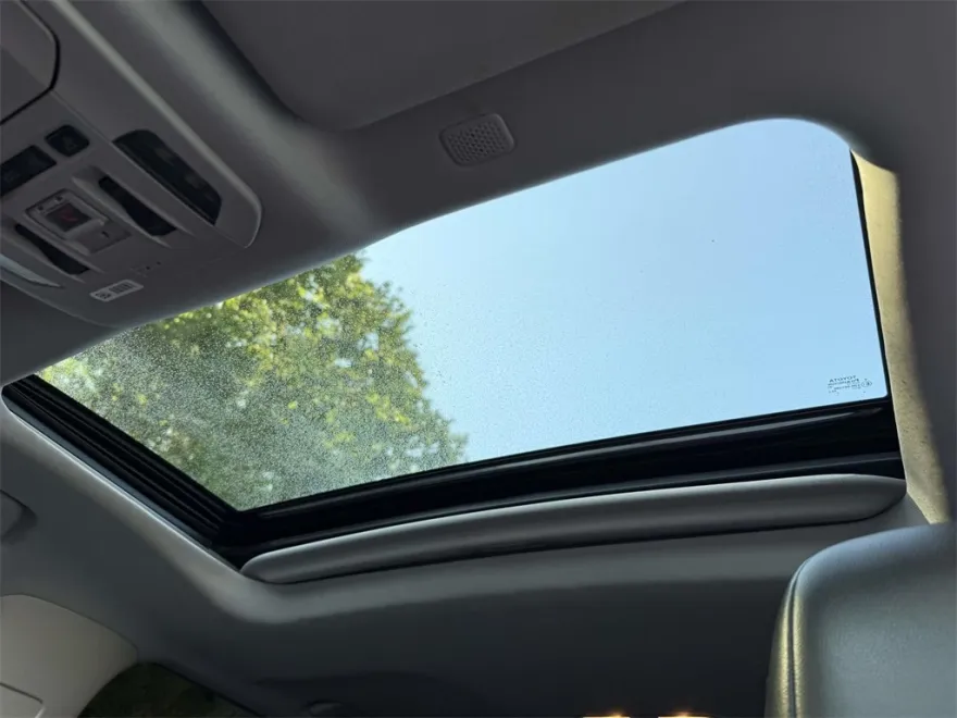 2022 Toyota Highlander XLE photo 1