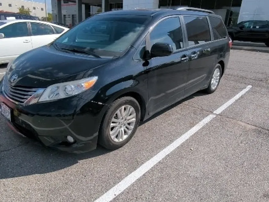 2016 Toyota Sienna XLE photo 1