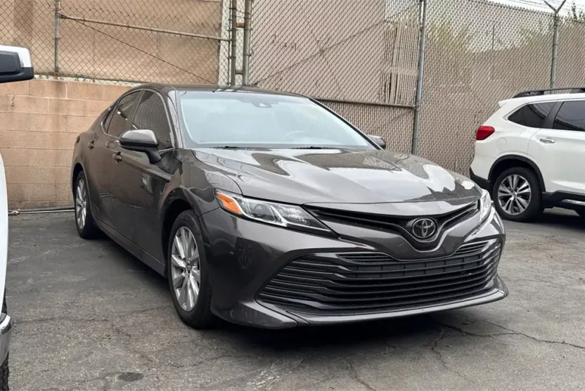 2018 Toyota Camry LE photo 1